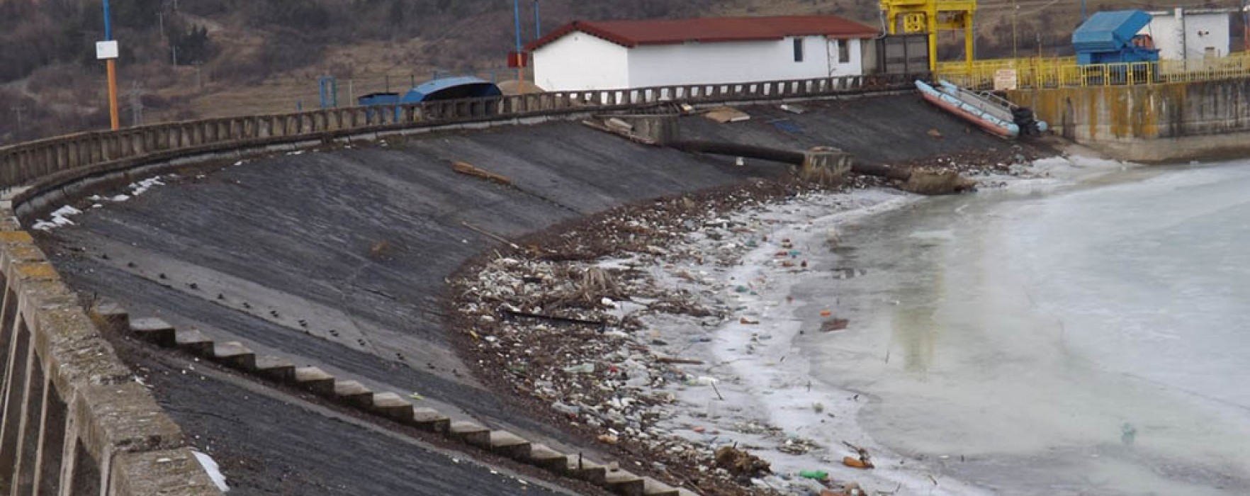 Compania de Apă Dâmboviţa: Poluare masivă a apelor de suprafaţă care vin în barajul Pucioasa