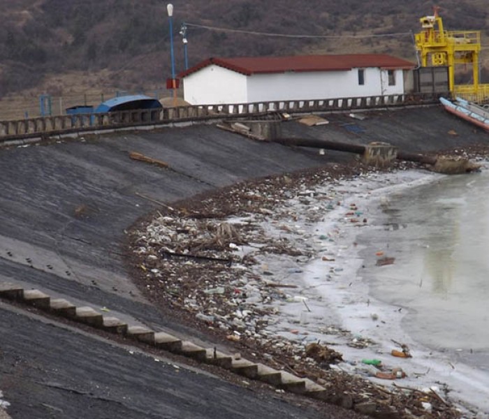 Compania de Apă Dâmboviţa: Poluare masivă a apelor de suprafaţă care vin în barajul Pucioasa