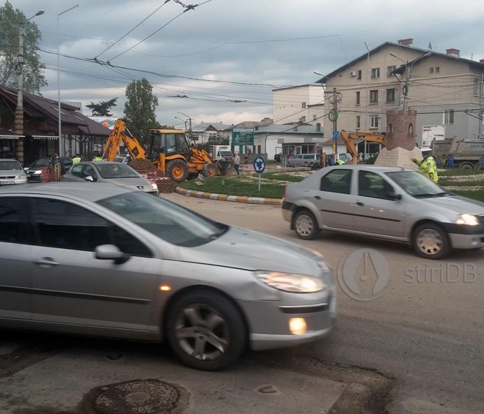 Târgovişte: Circulaţie îngreunată în sensul giratoriu de la intersecţia Col. Băltăreţu cu T. Vladimirescu