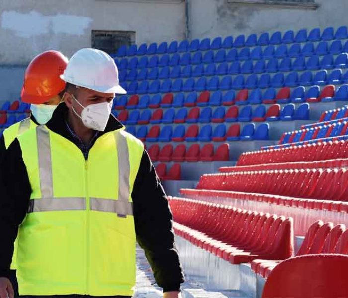 Târgovişte: Se montează scaunele pe stadionul „Eugen Popescu”