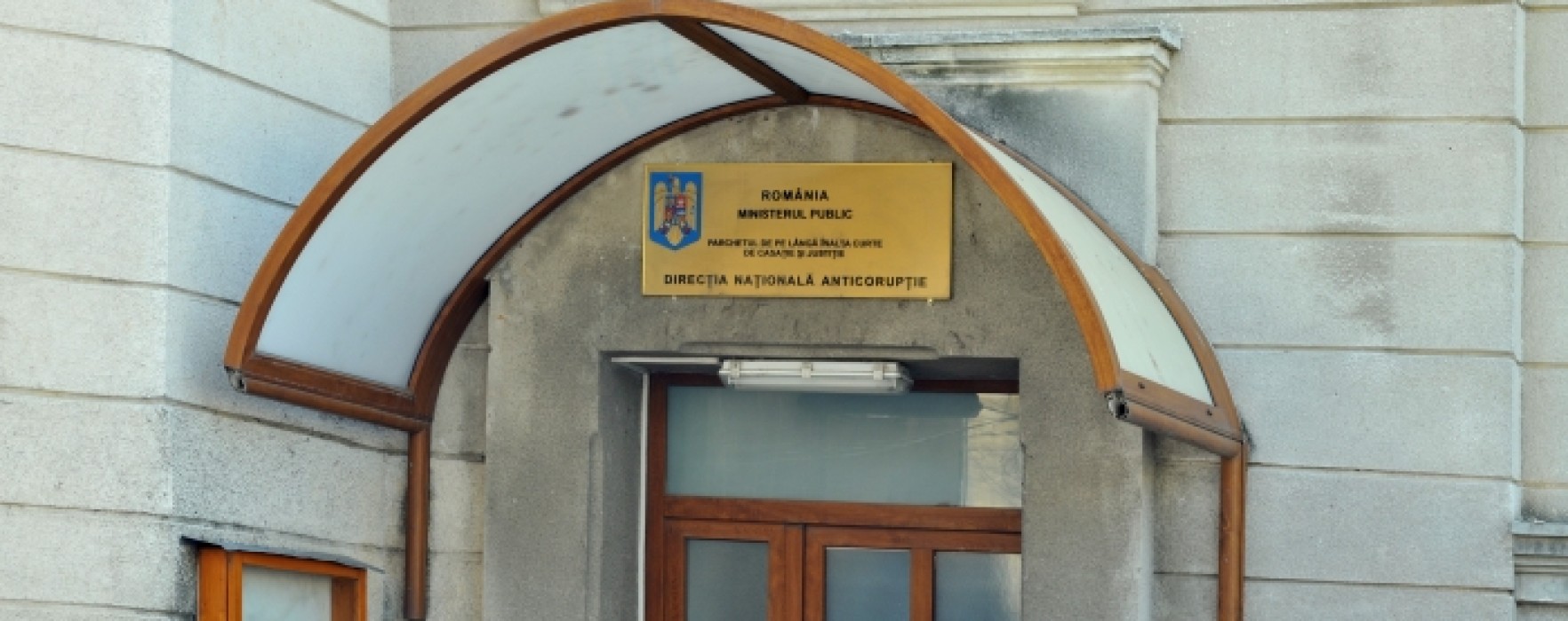 Dâmboviţa: Avocat reţinut de DNA pentru trafic de influenţă