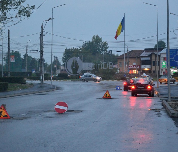 Târgovişte: Slalom printre semne de circulaţie pe str. Câmpulung spre Polivalentă