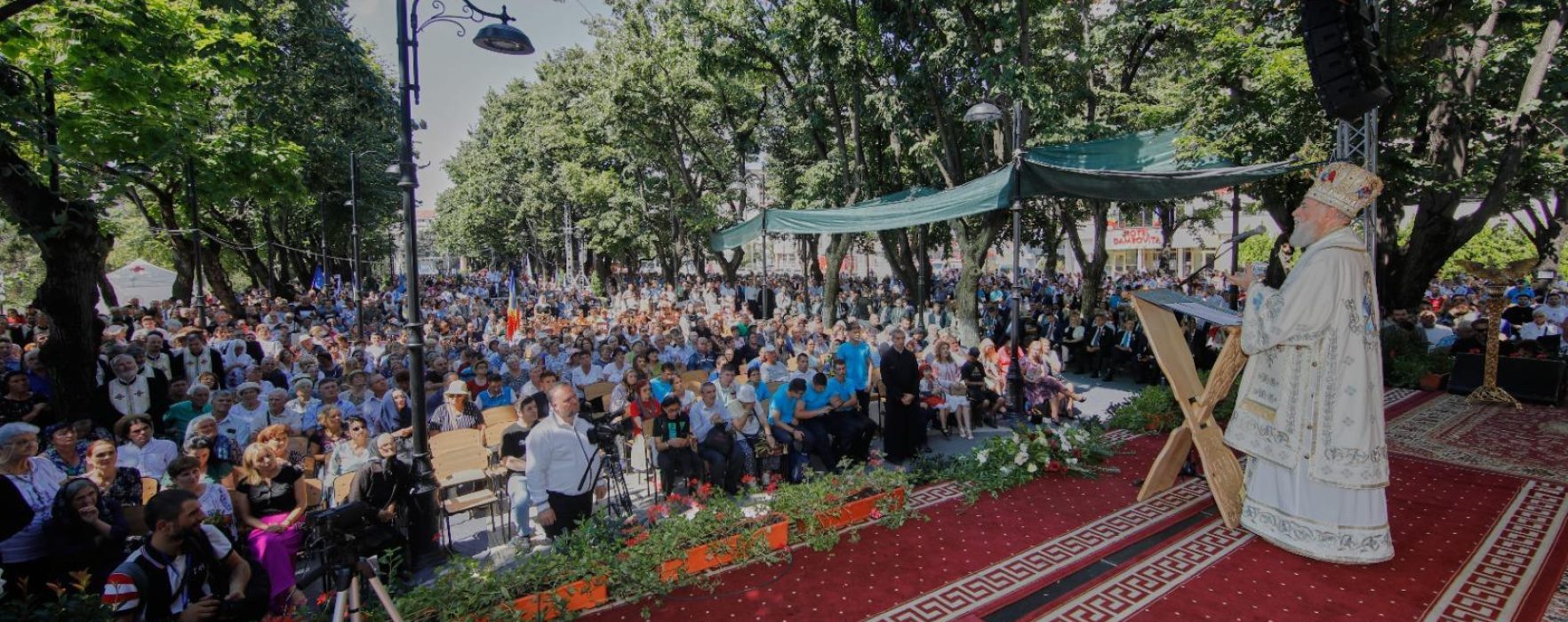 Dâmboviţa: Peste 20.000 de credincioşi au participat la sărbătorirea Sfântului Nifon, la Târgovişte