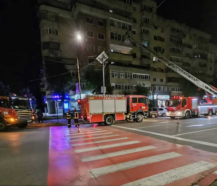 Târgovişte: Intervenţie în cazul unui bărbat care s-a blocat în apartament şi ameninţa că se aruncă de la fereastră