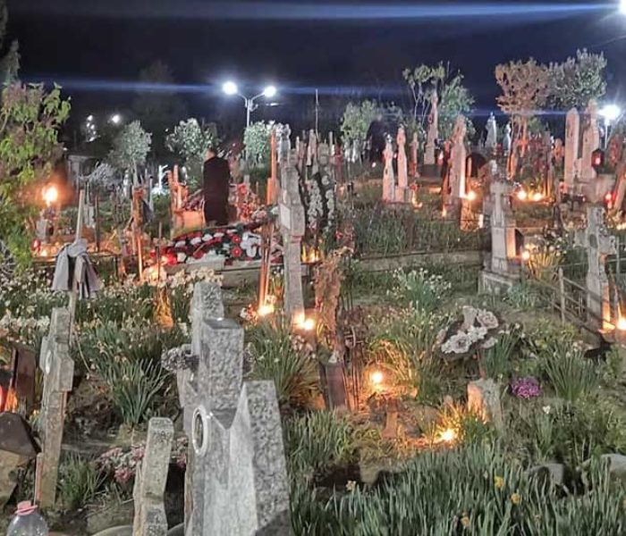 Dâmboviţa: Voluntarii Parohiei Şotânga au aprins lumânări în cimitir în noaptea de Înviere