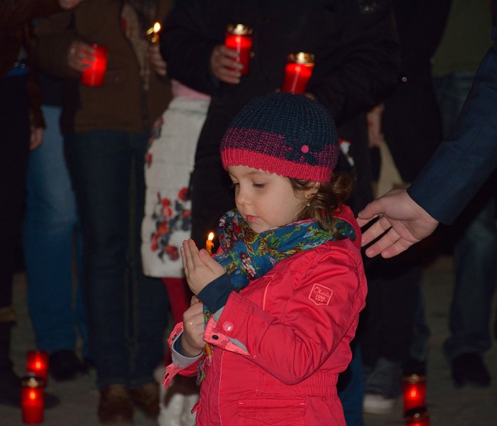 2016 lumânări aprinse pe Calea Luminii, la Târgovişte