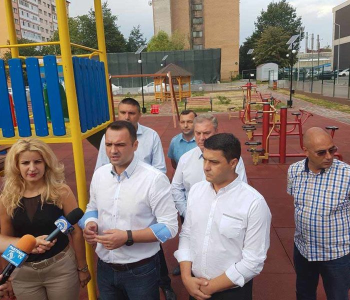 Târgovişte: Loc de joacă, realizat în micro 6, pe strada Arcaşilor