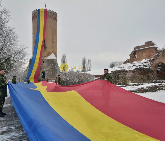 Târgovişte: Steag de 100 de metri, arborat pe Turnul Chindiei (foto)