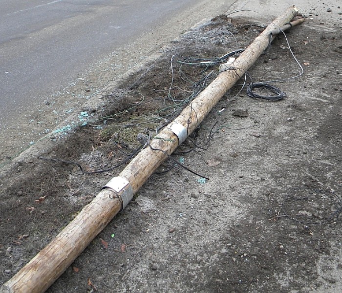 Stâlpi de curent, doborâţi de vânt la Crângurile