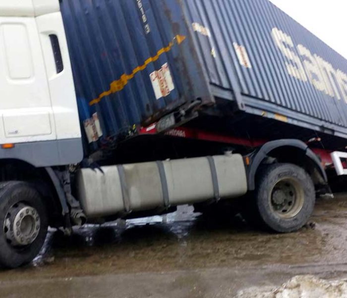 Dâmboviţa: Circulaţia pe DJ 712 este blocată în zona Brăneşti, după ce un TIR s-a răsturnat