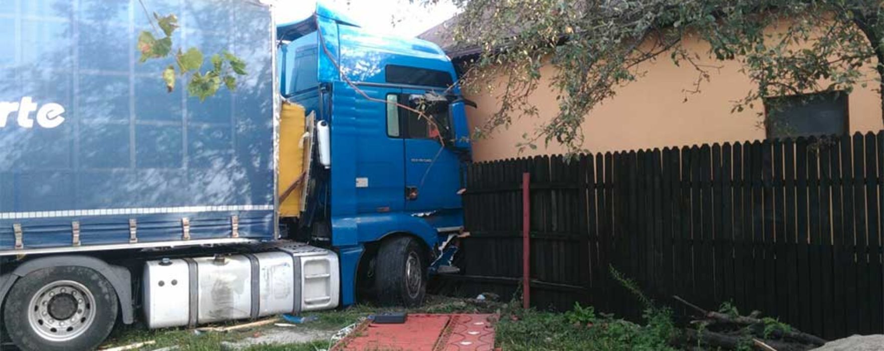 Dâmboviţa: Accident pe DN 72, un TIR a ieşit de pe carosabil şi a intrat într-o casă