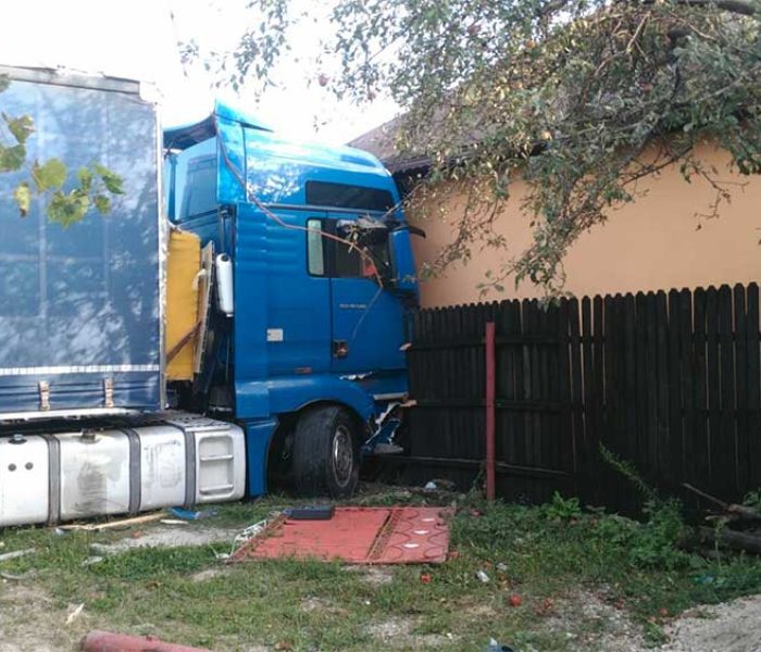 Dâmboviţa: Accident pe DN 72, un TIR a ieşit de pe carosabil şi a intrat într-o casă