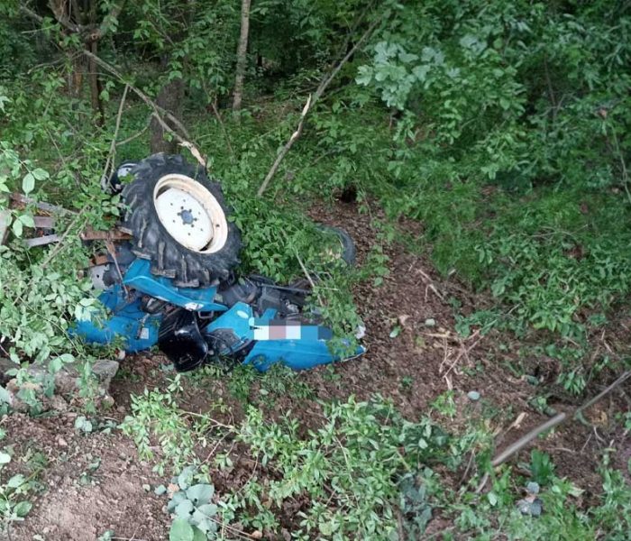 Dâmboviţa: Un bărbat băut şi fără permis s-a răsturnat cu un tractor cu remorcă neînmatriculat