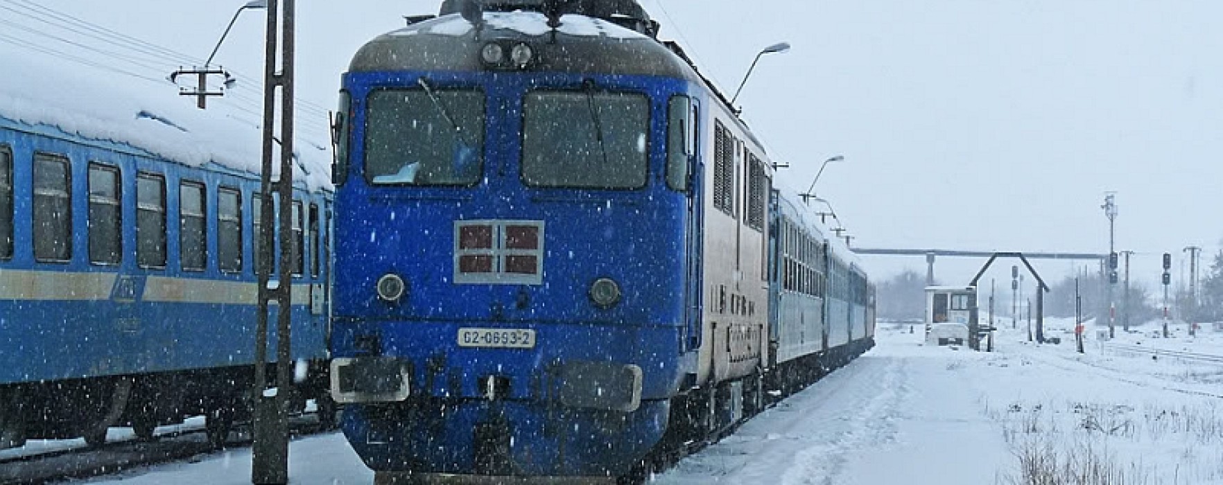 Două trenuri, blocate în gări, la Titu şi Ciocăneşti