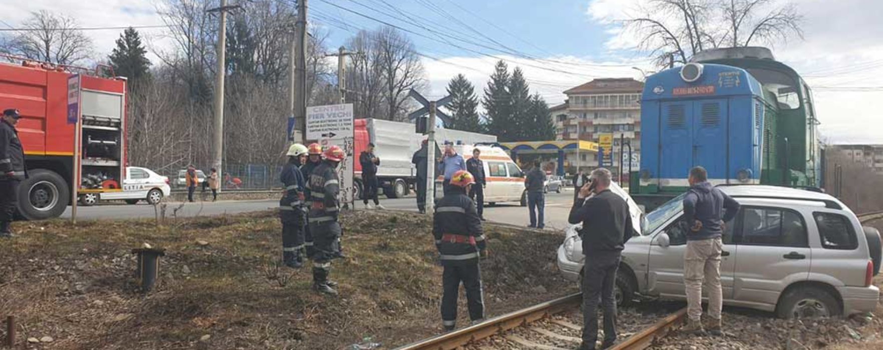 Dâmboviţa: Coliziune între o locomotivă de tren şi un autoturism; două persoane rănite