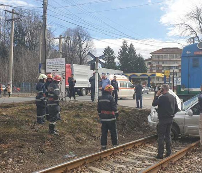 Dâmboviţa: Coliziune între o locomotivă de tren şi un autoturism; două persoane rănite