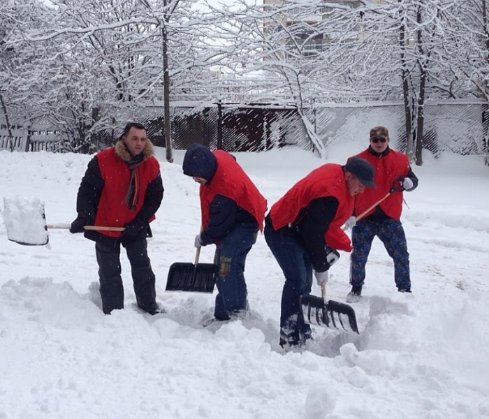 TSD Târgovişte ajută persoanele în vârstă la deszăpezire