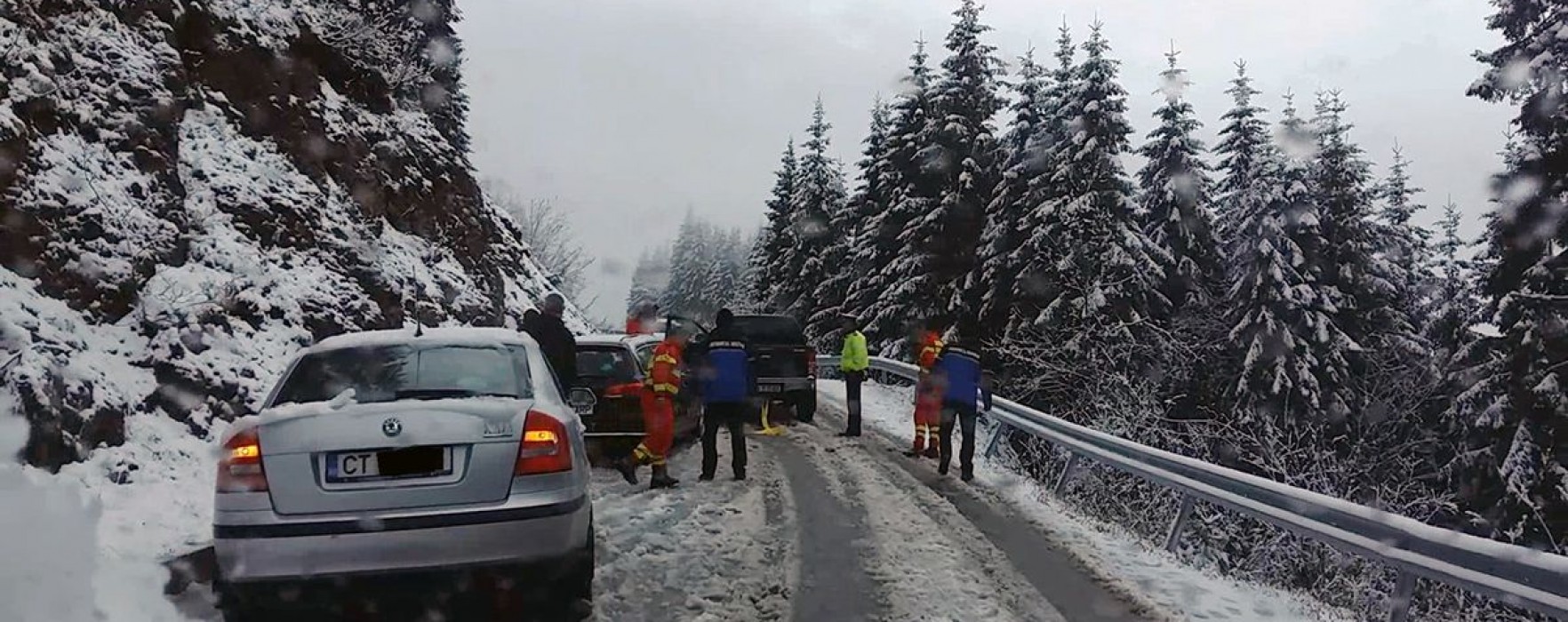 Dâmboviţa: Mai multe maşini, blocate din cauza drumurilor înzăpezite