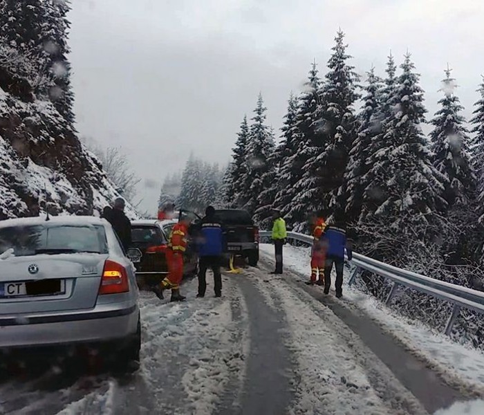 Dâmboviţa: Turişti rămaşi înzăpeziţi cu maşinile în zona montană