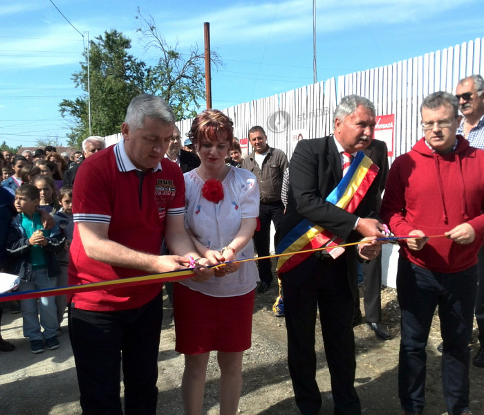 Asfaltare, alimentare cu apă, canalizare şi centru de zi, inaugurate la Brezoaele