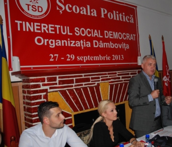 Comunicarea şi administraţia, subiectele şcolii politice a TSD Dâmboviţa