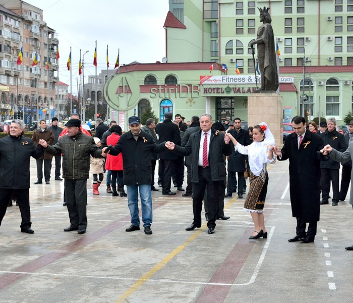 Târgoviştenii s-au prins în horă cu autorităţile de Ziua Unirii (foto)