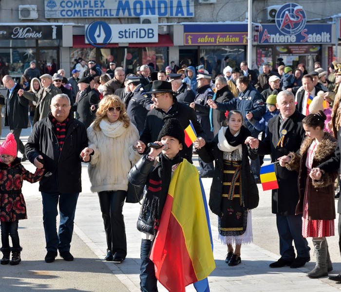 Târgovişte: Autorităţile s-au prins în Hora Unirii (foto)